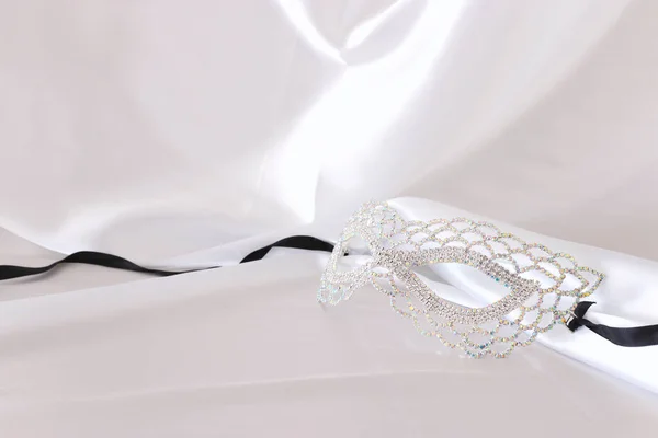 Foto Van Venetiaanse Masker Elegante Delicate Zilveren Diamant Witte Zijde — Stockfoto