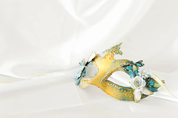 Photo Elegant Delicate Gold Venetian Mask White Silk Background — Stock Photo, Image