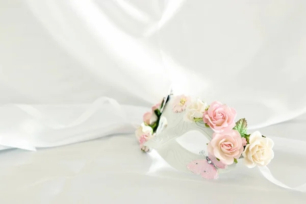 Foto Elegante Delicada Máscara Veneciana Blanca Con Decoraciones Florales Rosas —  Fotos de Stock