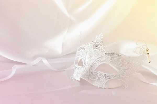 Foto Van Venetiaanse Masker Elegante Delicate Witte Lace Zijde Achtergrond — Stockfoto