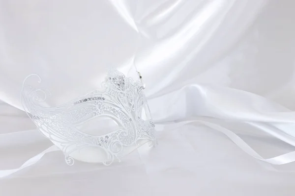 Photo Elegant Delicate White Lace Venetian Mask Silk Background — Stock Photo, Image