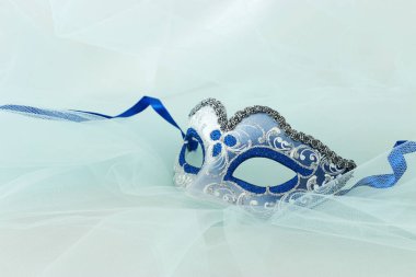 Narin ve zarif gümüş ve mavi Venedik maskeyi üzerine nane şifon arka plan fotoğrafı