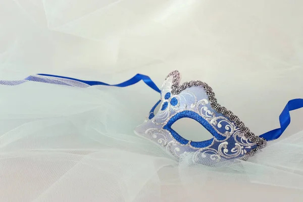 Foto Elegante Delicata Maschera Veneziana Argento Blu Sfondo Chiffon — Foto Stock