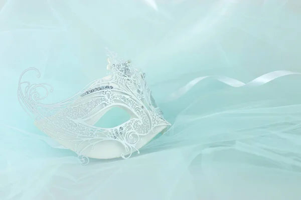 Photo Elegant Delicate White Lace Venetian Mask Mint Chiffon Background — Stock Photo, Image