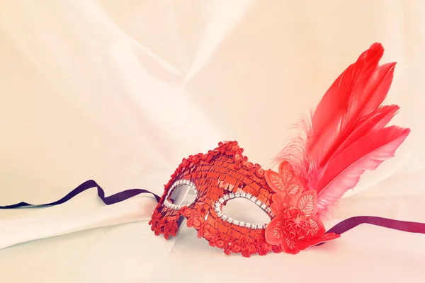 Foto Máscara Venetian Vermelho Elegante Delicado Sobre Fundo Seda Branca — Fotografia de Stock