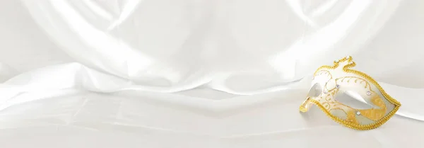 Transparent Elegancka Delikatna Złota Maska Wenecka Białym Tle Jedwabiu — Zdjęcie stockowe