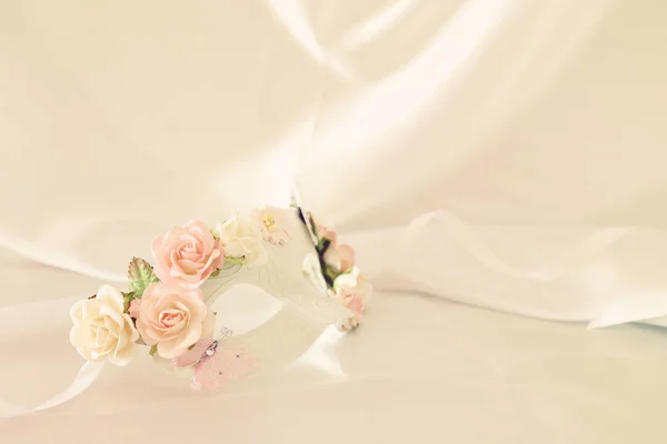 Foto Elegante Delicada Máscara Veneciana Blanca Con Decoraciones Florales Rosas —  Fotos de Stock