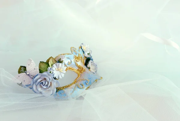 Foto Van Elegante Delicate Blauwe Venetiaanse Masker Met Florale Decoraties — Stockfoto