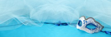 Narin ve zarif gümüş ve mavi palyaço turkuaz ipek ve şifon arka plan afiş