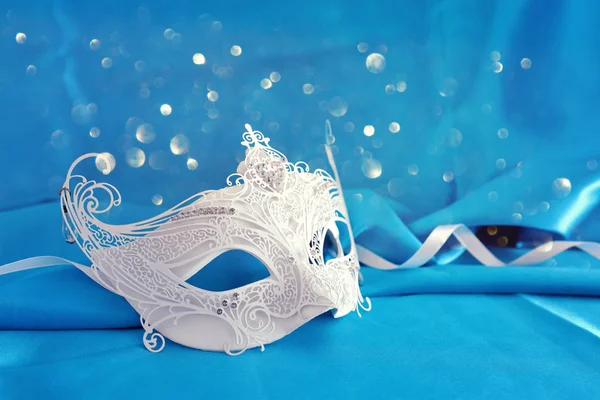 Foto Van Venetiaanse Masker Elegante Delicate Witte Lace Lichte Turquoise — Stockfoto