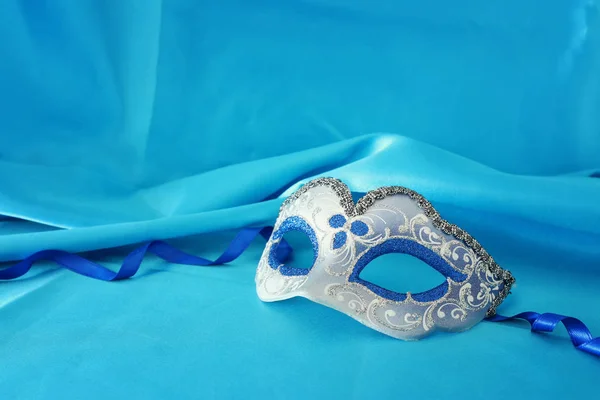 Foto Elegante Delicato Argento Blu Maschera Veneziana Sfondo Seta Turchese — Foto Stock