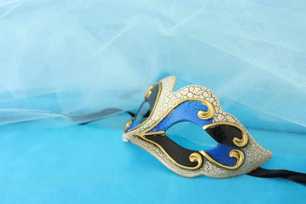 Photo Elegant Delicate Gold Blue Venetian Mask Turquoise Silk Chiffon — Stock Photo, Image