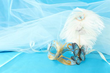 Fotoğraf ve zarif narin altın ve mavi Venedik Maske turkuaz ipek ve şifon arka plan üzerinde