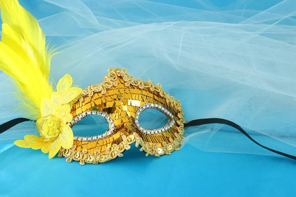 Foto Der Eleganten Und Zarten Venezianischen Goldmaske Über Türkisfarbener Seide — Stockfoto