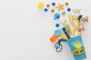 Purim kutlama kavram (Yahudi karnaval tatil) ahşap beyaz arka plan üzerinde