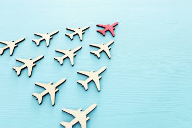 Liderlik kavramı mavi ahşap arka plan uçaklarda ile. Bir kırmızı lider önde diğerleri flays.