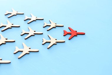 Liderlik kavramı mavi ahşap arka plan uçaklarda ile. Bir kırmızı lider önde diğerleri flays.