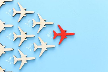 Liderlik kavramı mavi ahşap arka plan uçaklarda ile. Bir kırmızı lider önde diğerleri flays.