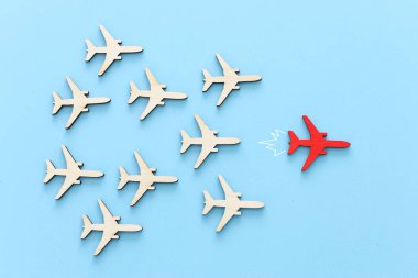 Liderlik kavramı mavi ahşap arka plan uçaklarda ile. Bir kırmızı lider önde diğerleri flays.