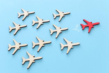 Liderlik kavramı mavi ahşap arka plan uçaklarda ile. Bir kırmızı lider önde diğerleri flays.