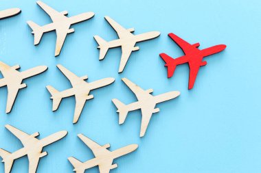 Liderlik kavramı mavi ahşap arka plan uçaklarda ile. Bir kırmızı lider önde diğerleri flays.