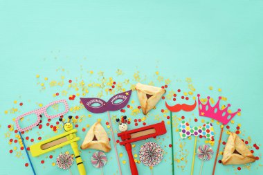 Purim kutlama kavram (Yahudi karnaval tatil) nane ahşap arka plan üzerinde. Üstten görünüm, düz lay