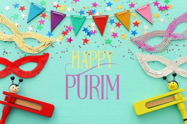Purim kutlama kavram (Yahudi karnaval tatil) ahşap mavi arka plan üzerinde