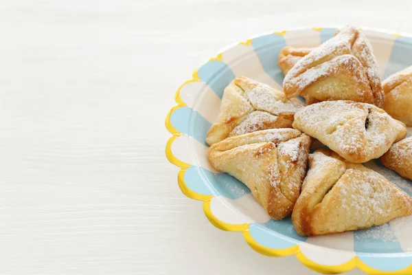 プリム祭のお祝い概念 ユダヤ人のカーニバルの休日 白の木製テーブルの上の伝統的な Hamantaschen クッキー — ストック写真