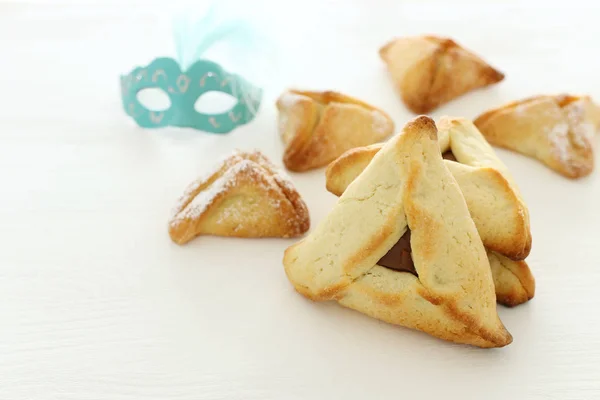 普林庆祝概念 犹太狂欢节假日 传统的哈曼塔琴饼干在白色木桌上 — 图库照片