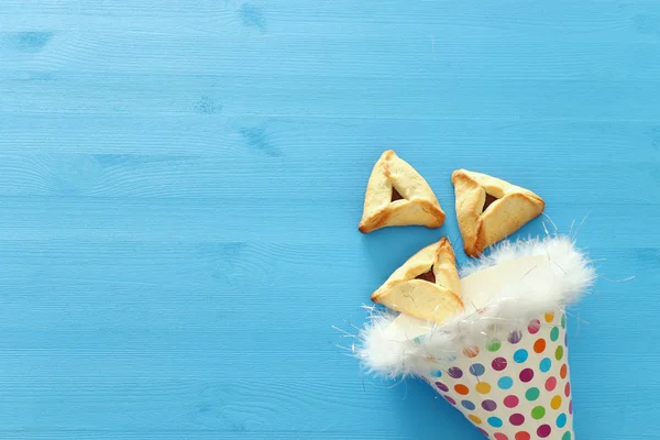 プリム祭のお祝い概念 ユダヤ人のカーニバルの休日 青い木製テーブルの上の伝統的な Hamantaschen クッキー — ストック写真