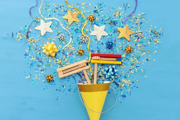 Purim Concepto Celebración Fiesta Carnaval Judío Sobre Fondo Azul Madera —  Fotos de Stock