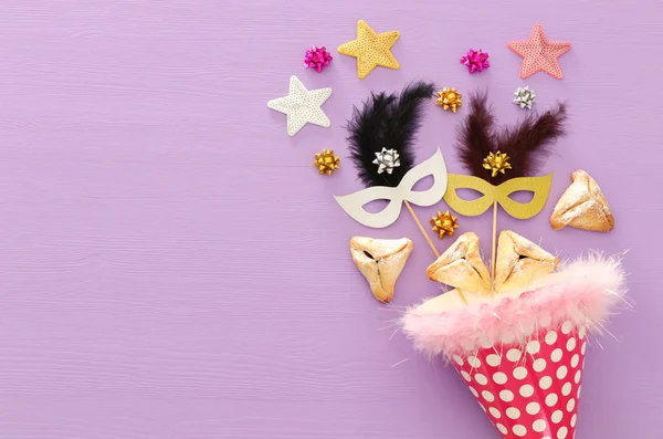普林庆祝概念 犹太狂欢节假日 在木紫色背景 — 图库照片