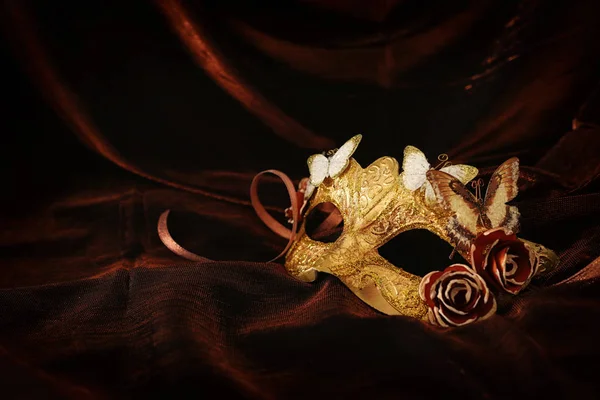 Foto Der Eleganten Und Zarten Venezianischen Goldmaske Auf Dunklem Seidenhintergrund — Stockfoto