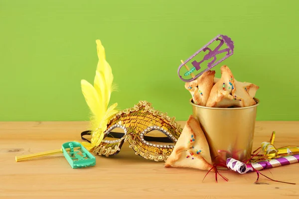 Conceito Celebração Purim Feriado Carnaval Judaico Sobre Mesa Madeira Fundo — Fotografia de Stock