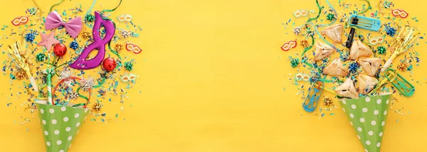 Purim Viering Concept Joods Carnaval Vakantie Houten Gele Achtergrond Banner — Stockfoto