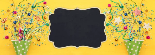 Partido Colorido Confete Chapéu Palhaço Sobre Fundo Madeira Amarelo Vista — Fotografia de Stock