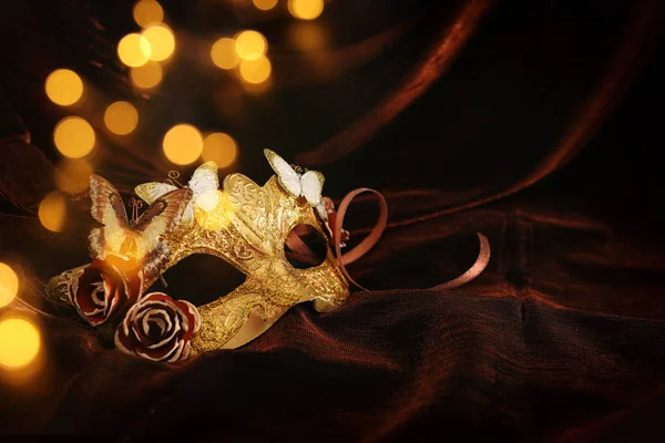 Foto Elegant Och Delikat Guld Venetiansk Mask Över Mörk Silke — Stockfoto