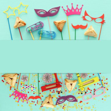 Purim kutlama kavram (Yahudi karnaval tatil) nane ahşap arka plan üzerinde. Üstten görünüm, düz lay