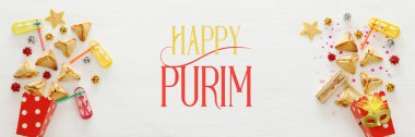 Purim kutlama kavram (Yahudi karnaval tatil) ahşap beyaz arka plan üzerinde. Afiş