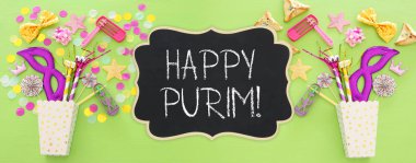 Purim kutlama kavram (Yahudi karnaval tatil) ahşap yeşil arka plan üzerinde. Afiş.
