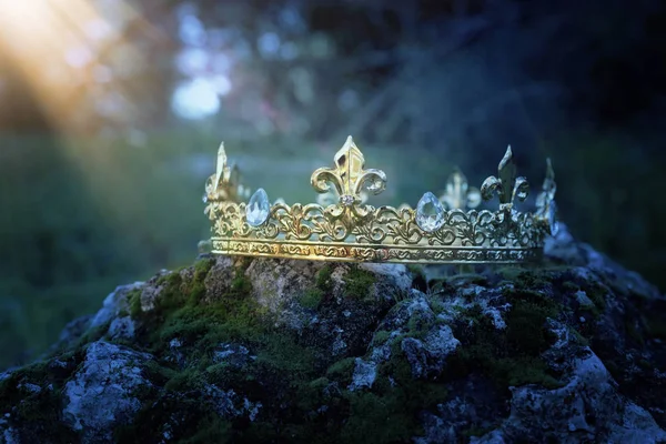 Mysterious Magical Photo Gold King Crown Stone Covered Moss England — Stock Photo, Image