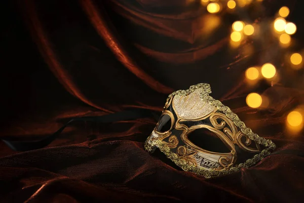 Foto Elegante Delicada Máscara Veneciana Oro Sobre Terciopelo Oscuro Fondo —  Fotos de Stock