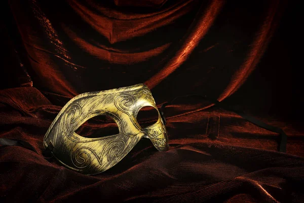 ベルベットとシルクの背景上のエレガントで繊細な金ベネチアン マスクの写真 — ストック写真