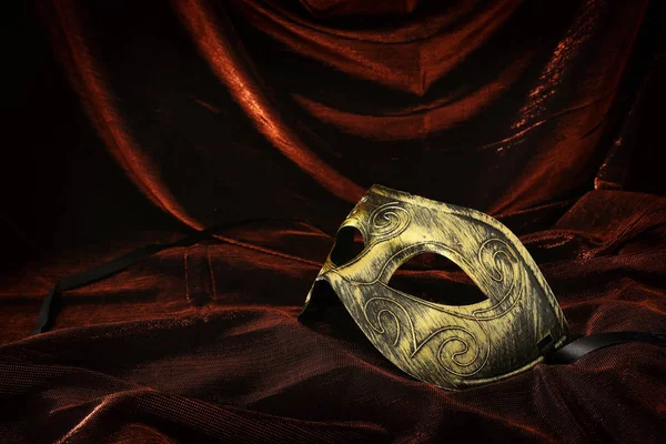 Foto Elegante Delicada Máscara Veneciana Oro Sobre Terciopelo Oscuro Fondo —  Fotos de Stock