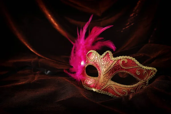 Foto Van Elegante Delicate Goud Rode Venetiaanse Masker Donkere Fluweel — Stockfoto