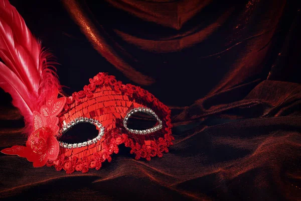 Foto Von Eleganter Und Zarter Roter Venezianischer Maske Über Dunklem — Stockfoto