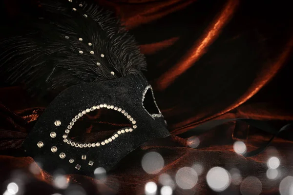 照片优雅和精致的黑色威尼斯面具在黑暗的天鹅绒和丝绸背景 — 图库照片