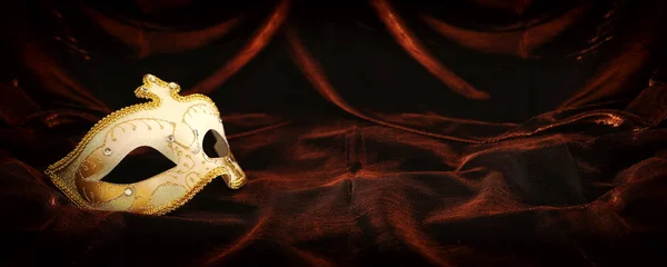 Photo Elegant Delicate Gold White Venetian Mask Dark Velvet Silk — Stock Photo, Image