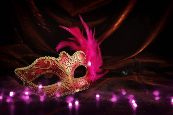 Foto Ouro Elegante Delicado Máscara Veneziana Vermelha Sobre Veludo Escuro — Fotografia de Stock
