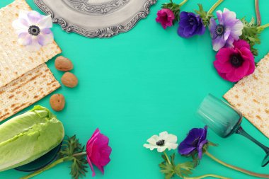 Pesah kutlama kavramı (Yahudi Fısıh Bayramı). Üstten görünüm, düz lay